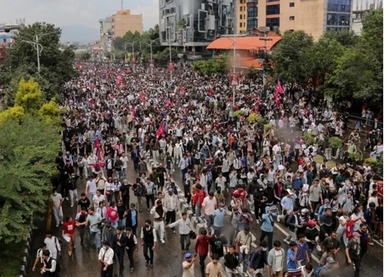 Massa mengikuti demonstrasi yang menentang pelarangan media sosial oleh pemerintah Nepal. (Anadolu/as)