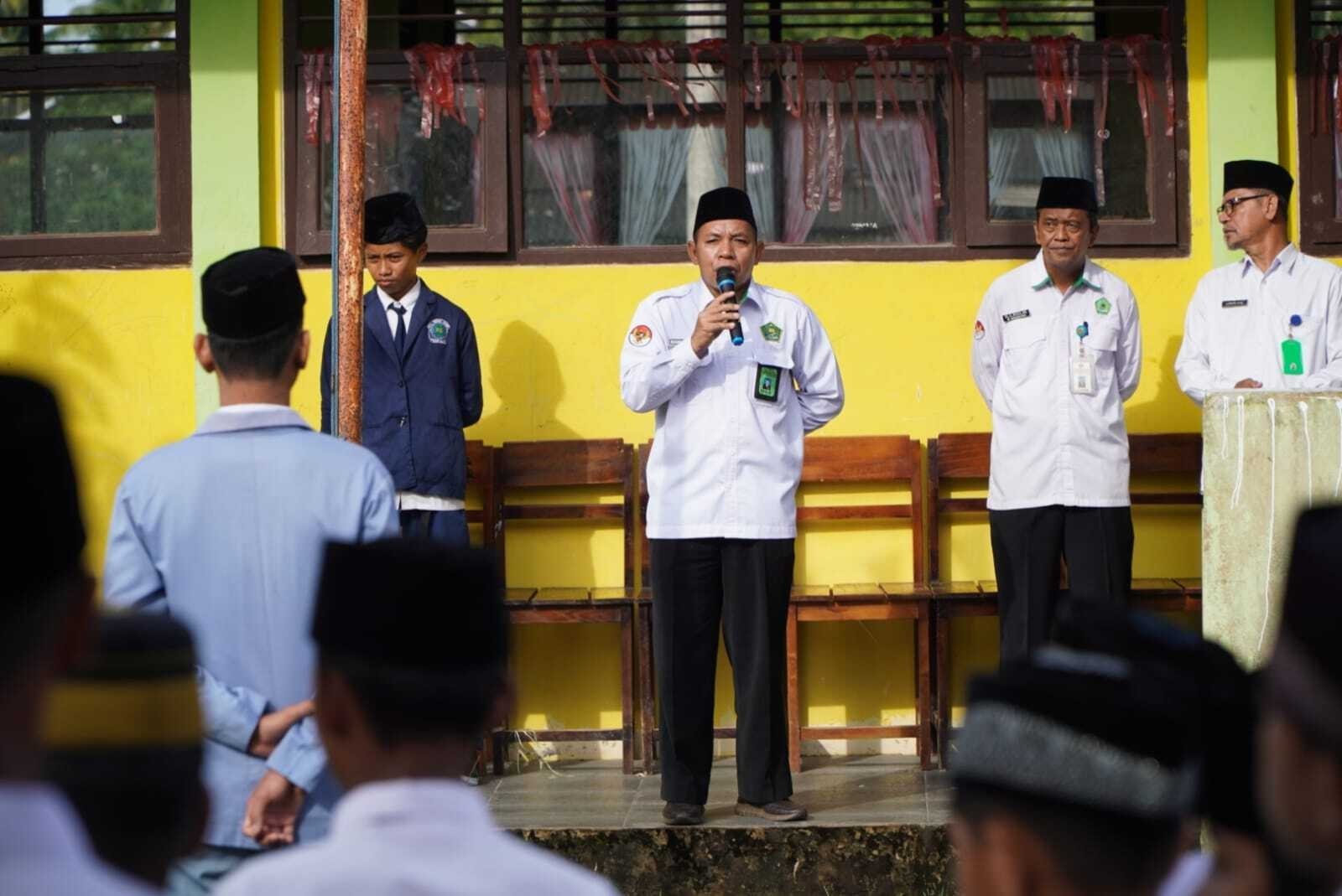 DIINGATKAN: Kepala Kantor Kemenag PPU, Muhammad Syahrir (pegang mik) mengingatkan agar peserta didik jangan terburu menikah di usia anak.