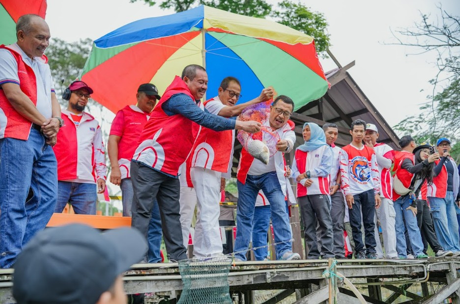 Khusus mancing ceria, Pupuk Kaltim menurunkan satu ton ikan di danau permai dan langsung menjadi spot andalan para pemancing Kota Bontang.