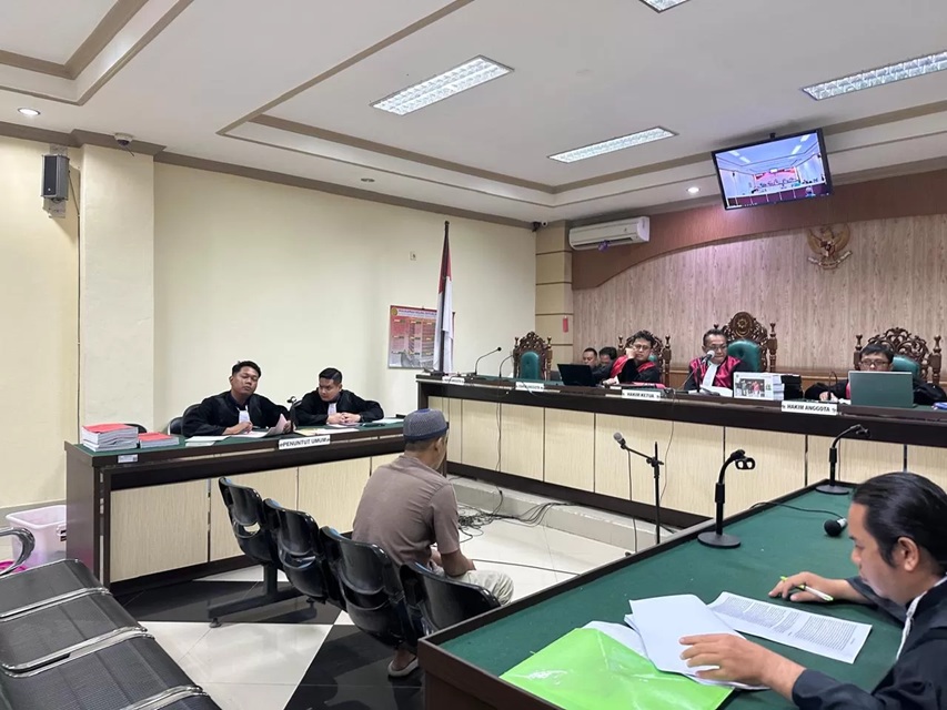 DENGARKAN DAKWAAN: Faisal Mukti, eks Kepala Unit bank BRI cabang Batulicin unit Senakin Kotabaru didudukkan di meja hijau PN Tipikor Banjarmasin, Kamis (11/9). (Muhammad Oscar Fraby/Radar Banjarmasin)