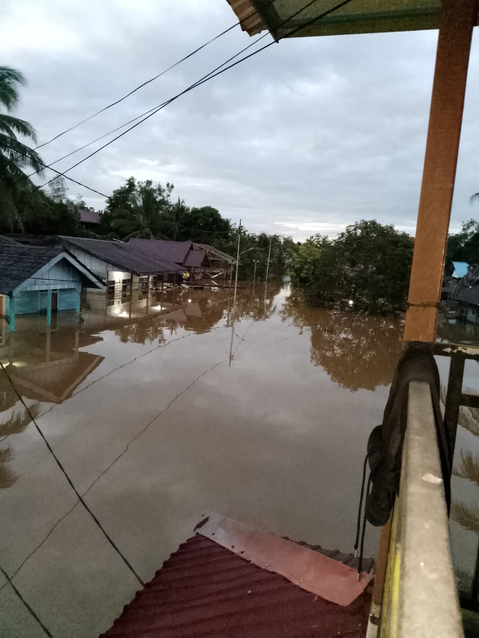 HUJAN DAN LUAPAN: Banjir di sejumlah titik di Kecamatan Laham dan Long Hubung, Kabupaten Mahulu. Tampak banjir di Kampung Matalibaq, Sabtu, 13 September 2025.