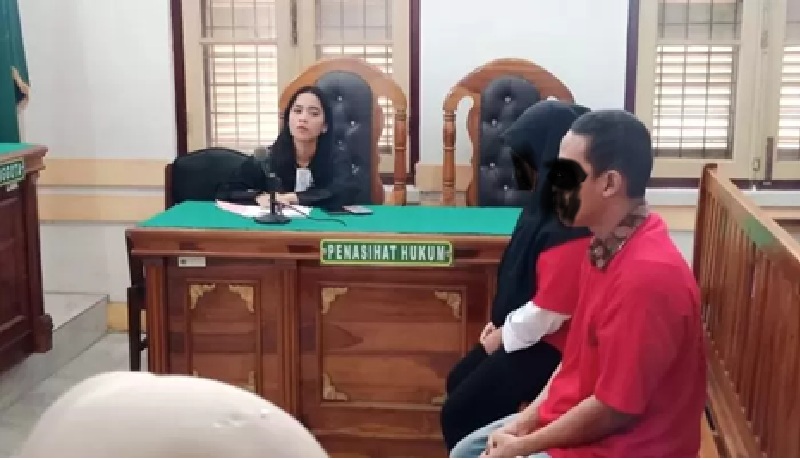 Dua abang beradik terdakwa pembuang mayat bayi, menjalani sidang dakwaan di PN Medan, Kamis (11/9) sore. (AGUSMAN/SUMUT POS)