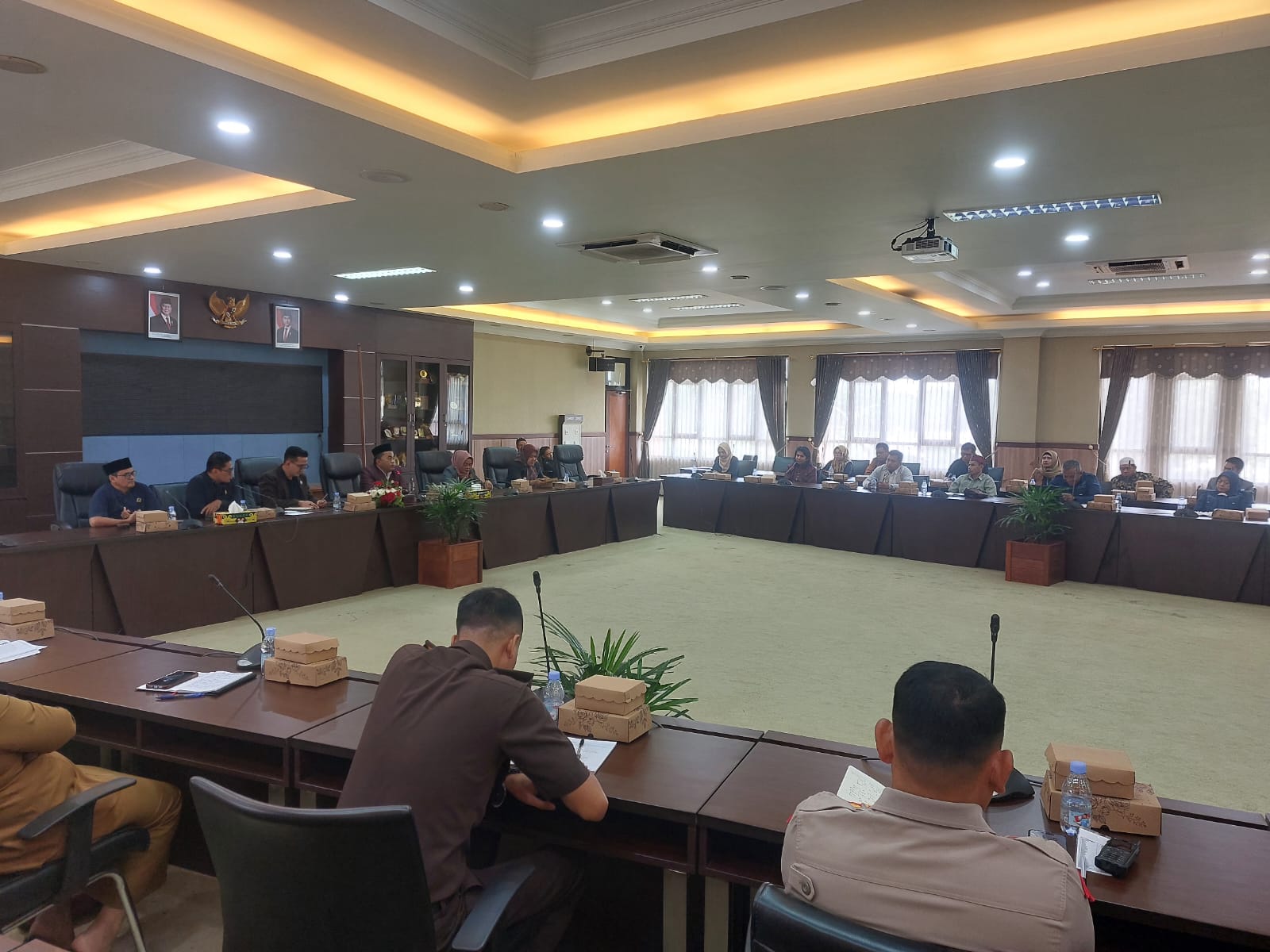 Rapat dengar pendapat DPRD Kukar bersama pihak ponpes, psikolog, serta instansi terkait (Elmo/Prokal.co)