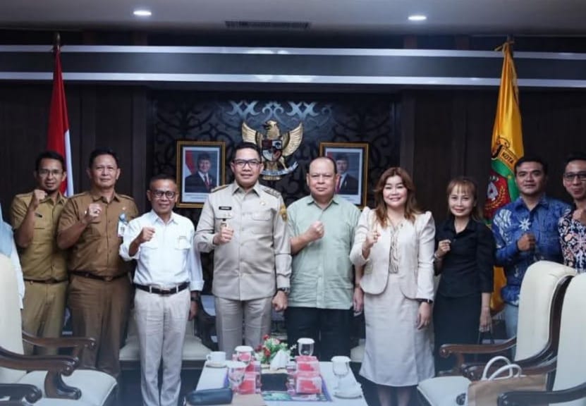 Wali Kota Samarinda Andi Harun (tengah).