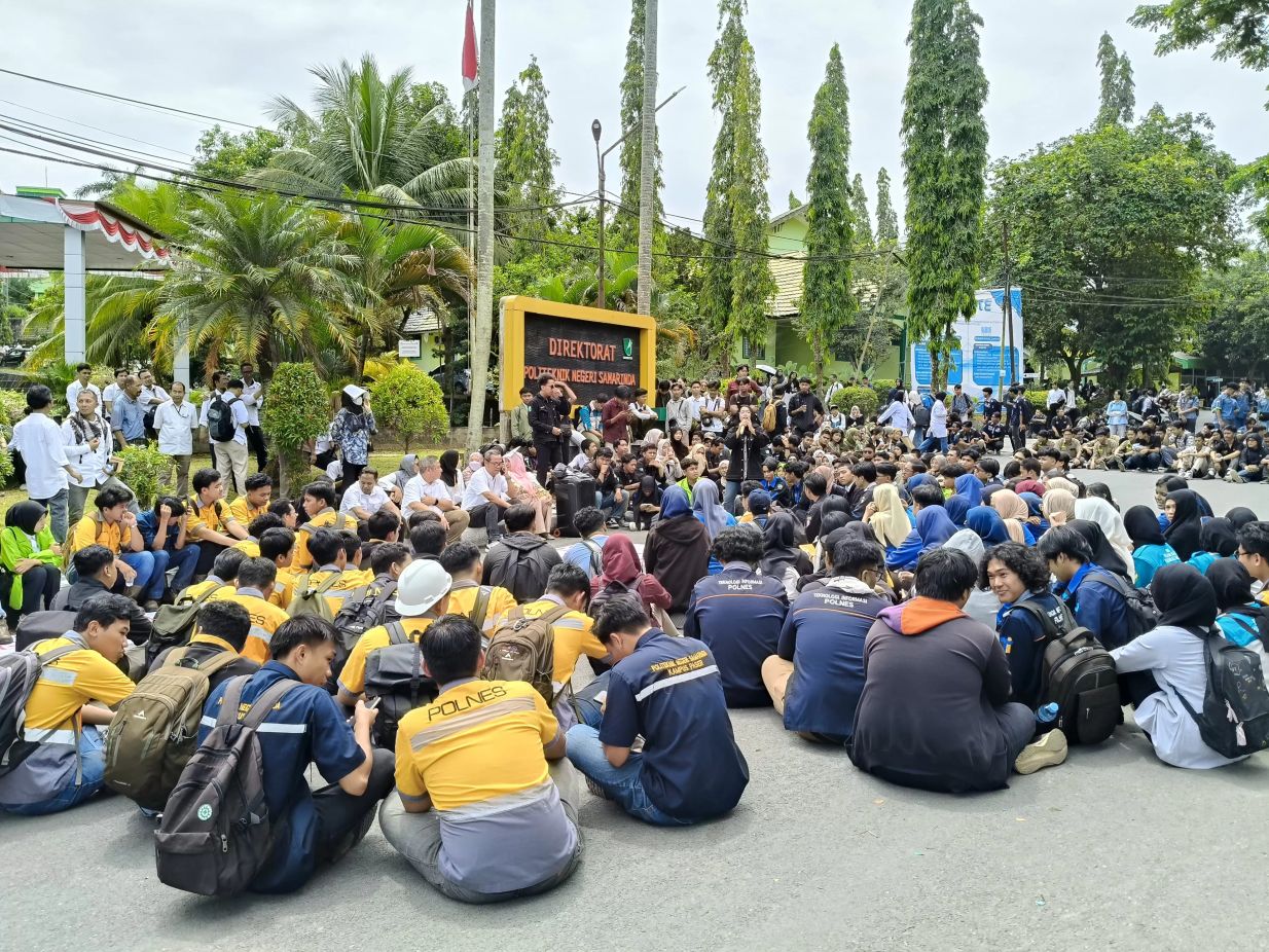 Mahasiswa Polnes menggelar aksi menuntut tindak kekerasan seksual yang dilakukan oknum dosen. (OKE/SAPOS)