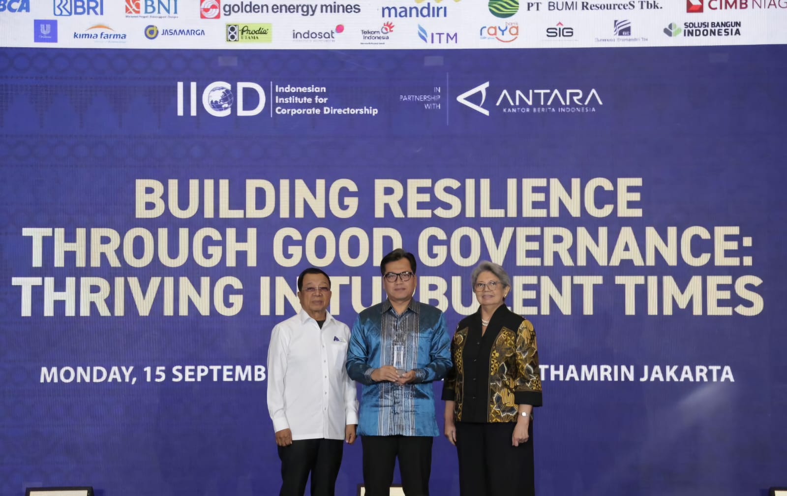 CAPAIAN: Mochamad Husni (tengah) saat menerima penghargaan Top Emiten Midcap 2025 kategori The Best Sustainability and Resilience pada The 16th IICD Corporate Governance Conference and Award.