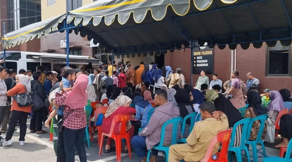 Antrean Warga Membuat Surat Keterangan Catatan Kepolisian (SKCK) di Polresta Samarinda Membludak. Warga bahkan ada yang datang sejak pukul 07.00 Wita. (kis)