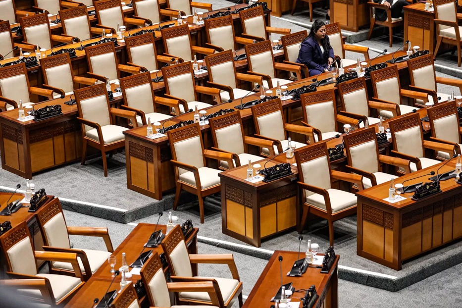 Sejumlah kursi anggota DPR kosong saat Rapat Paripurna DPR RI ke-23 Masa Persidangan IV Tahun Sidang 2024-2025 di Kompleks Parlemen, Senayan, Jakarta, Selasa (8/7/2025). (Salman Toyibi/Jawa Pos)