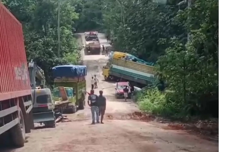 Kondisi jalan rusak di poros kecamatan Kelay dikeluhan. Kerusakan jalan kerap memicu kecelakaan tunggal, terlebih saat ditanyakan tinggi.