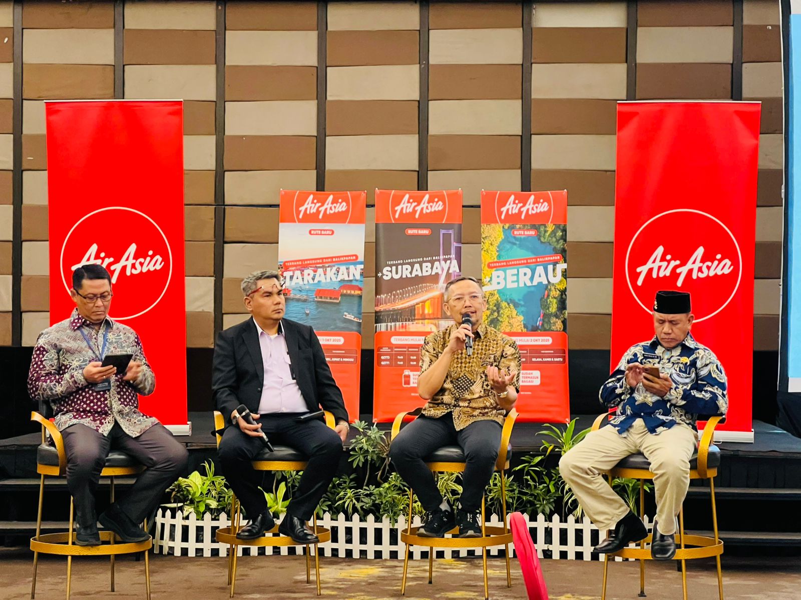Peresmian sekaligus sesi tanya jawab dengan media pada pembukaan rute baru Surabaya-Balikpapan, Indonesia AirAsia di Swiss-Belhotel Balikpapan, Kamis (18/9/2025.