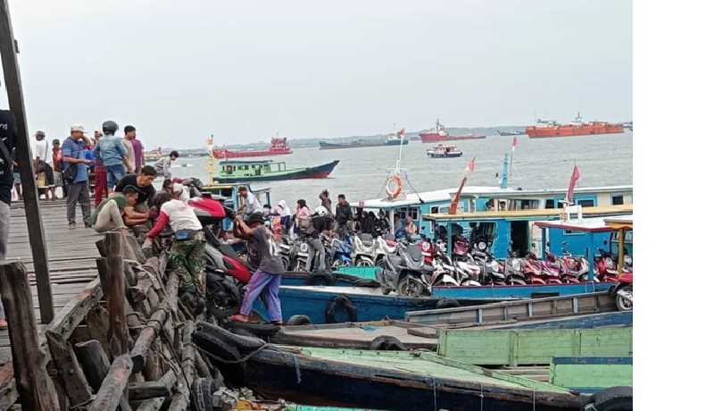 Suasana kesibukan di Dermaga Baru Tengah, tempat penyeberangan utama yang menjadi nadi transportasi warga Balikpapan menuju Penajam