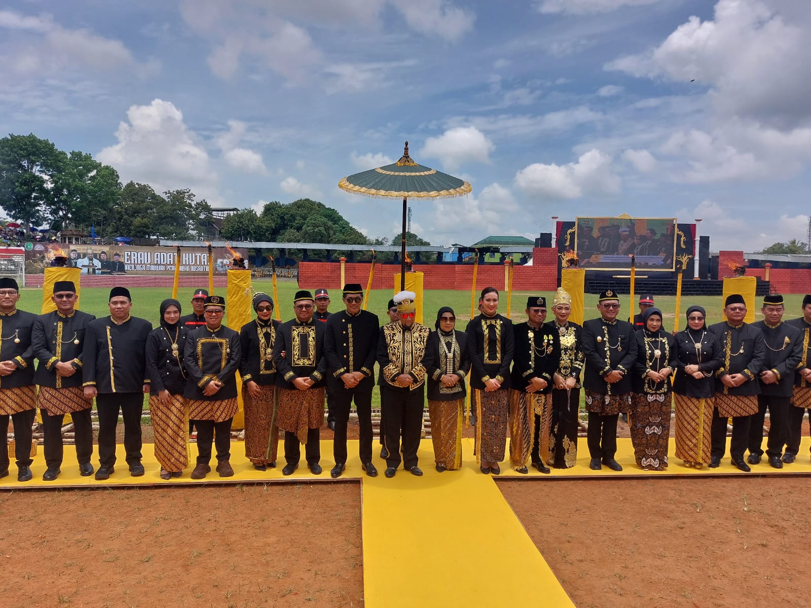 Pembukaan seremonial Erau Adat Kutai 2025 yang dihadiri Menteri Pariwisata RI, Widiyanti Putri Wardhana (Elmo/Prokal.co)