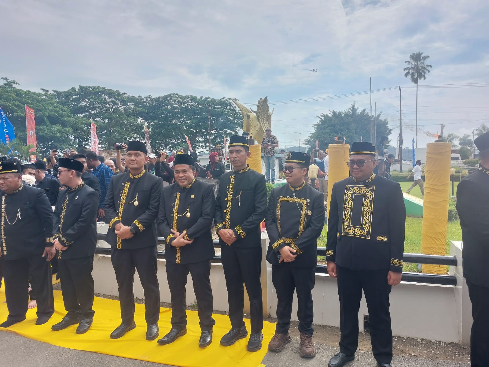 Ketua DPRD Kukar Ahmad Yani menghadiri pembukaan Erau Adat Kutai 2025 (Elmo/Prokal.co)