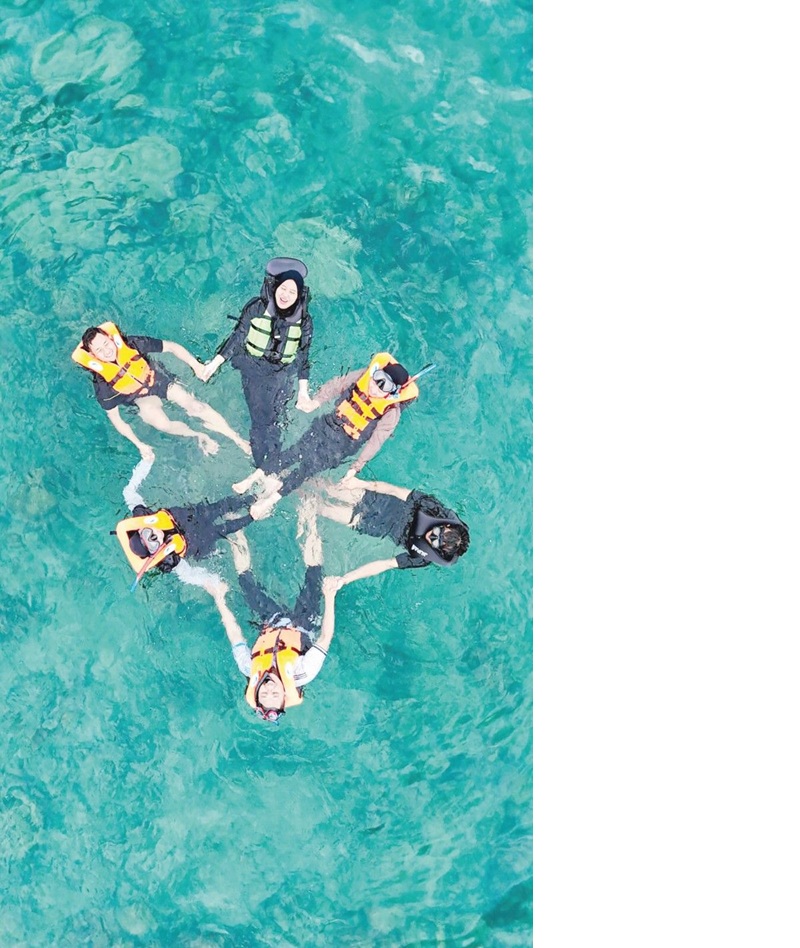 Teluk Tamiang dengan suguhan air biru laut yang jernih.