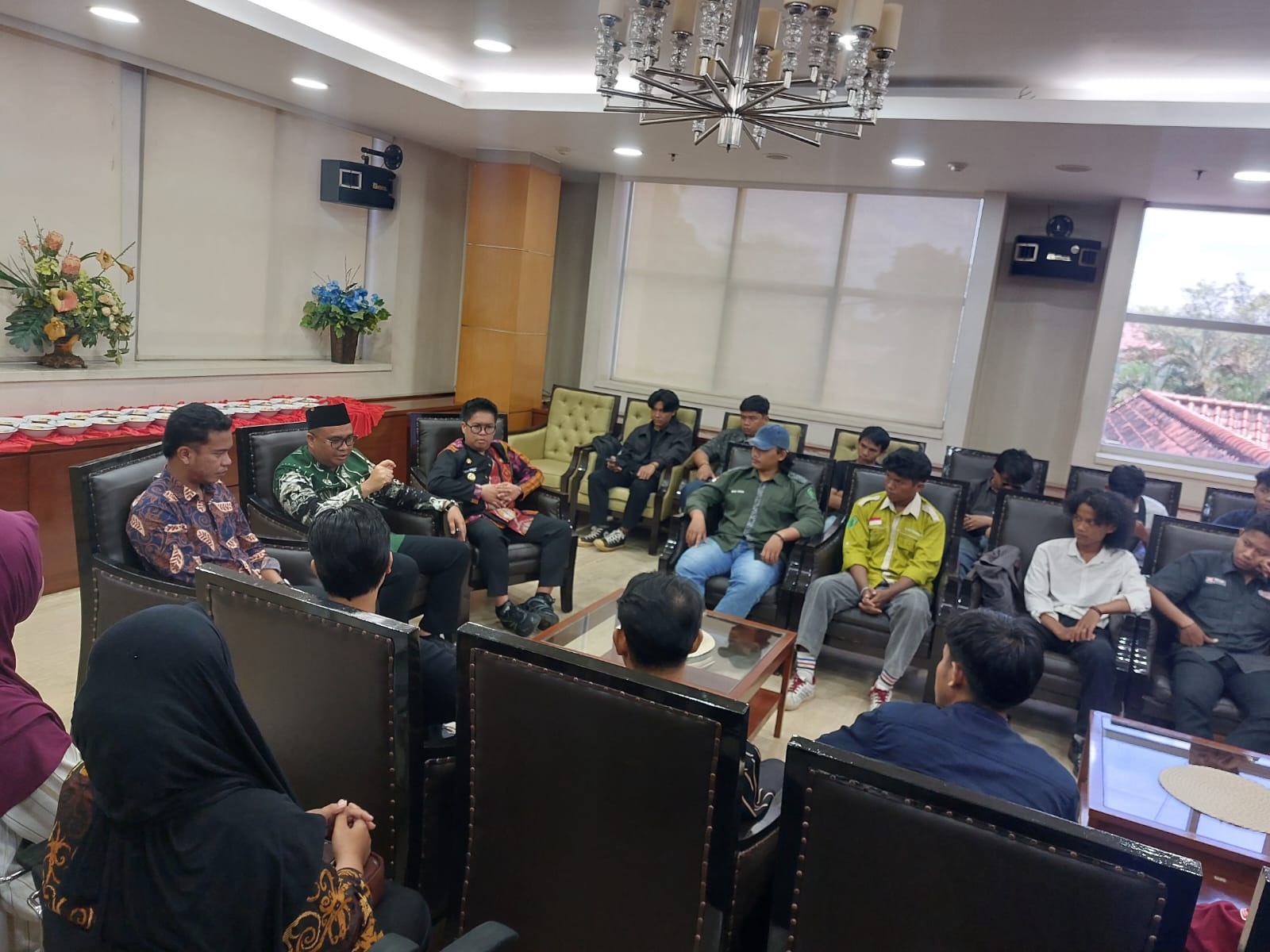 Bupati dan Wakil Bupati Kukar, Aulia Rahman Basri dengan Rendi Solihin menerima kunjungan BEM Unikarta mengenai kepastian sisa pembayaran beasiswa (Elmo/Prokal.co)