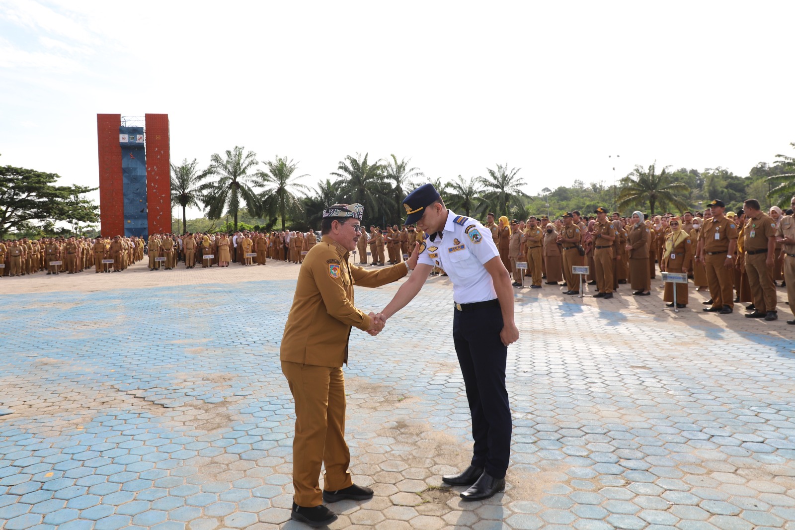 Wagub Kaltara, Ingkong Ala, S.E., M.Si., memimpin apel Harhubnas ke-55 Tahun 2025&rdquo; yang dilaksanakan di Lapangan Agatis, Senin (22/9) pagi.