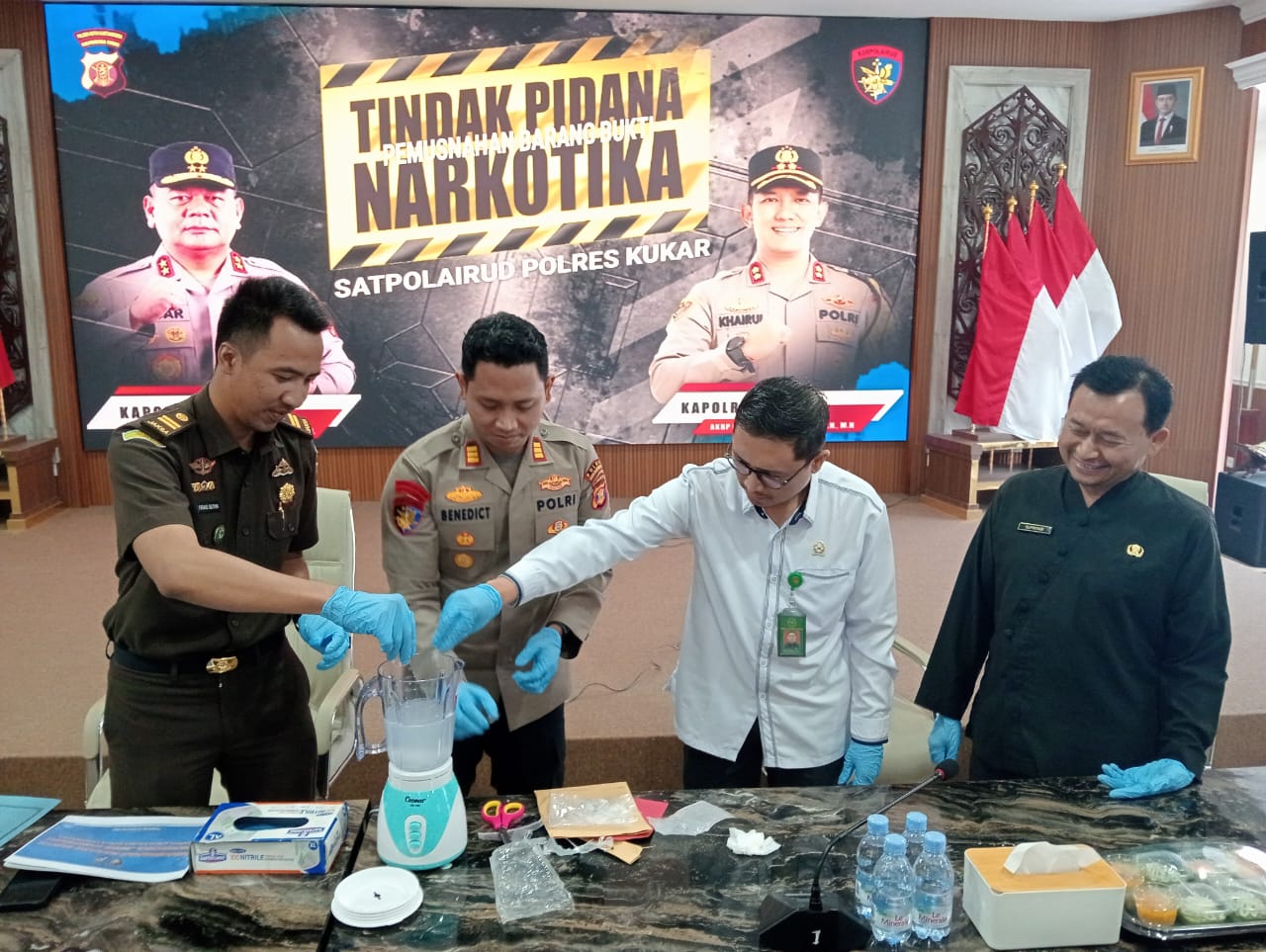 Polres bersama Kejari dan Dinkes Kukar memusnahkan narkotika jenis sabu hasil penangkapan di Kota Bangun (Elmo/Prokal.co)