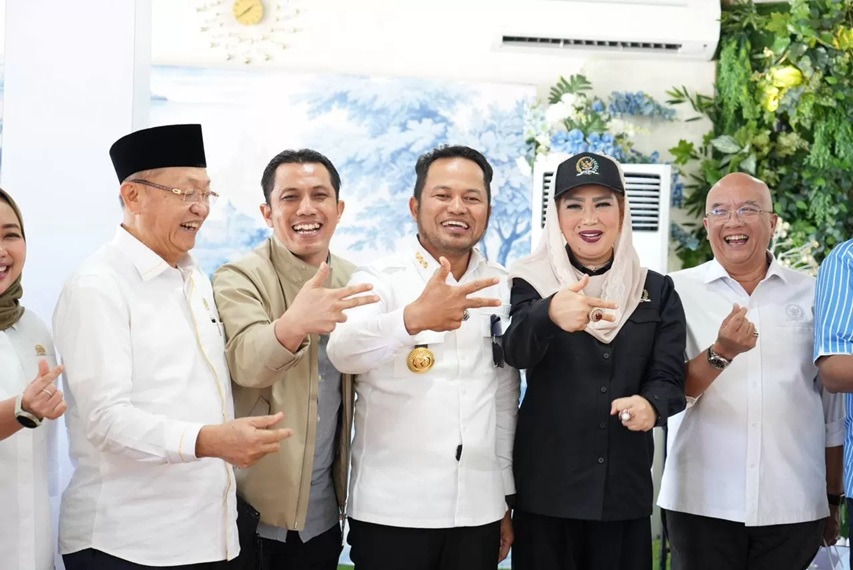 Gubernur Harum menyambut Anggota DPR RI yang melakukan kunjungan ke Kaltim. Memanfaatkan momen untuk menyampaikan aspirasi soal infrastruktur sampai PI Blok Jangkrik. (FATHUR/ADPIMPROV )