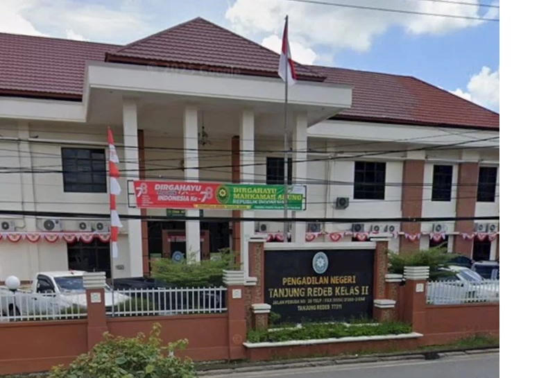 Oknum KPU Berau yang tersandung kasus asusila menjalani persidangan di PN Tanjung Redeb. Ia dituntut dua tahun penjara serta denda Rp100 juta subsider empat bulan kurungan.