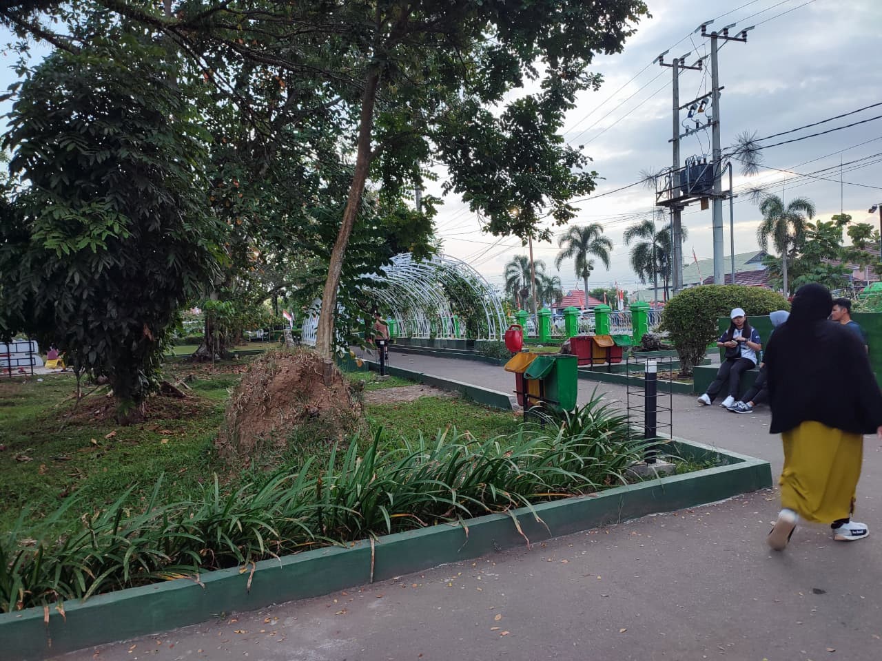 CEGAH: Kawasan Hutan Kota jadi salah satu lokasi yang banyak dikunjungi, khususnya remaja, saat malam.