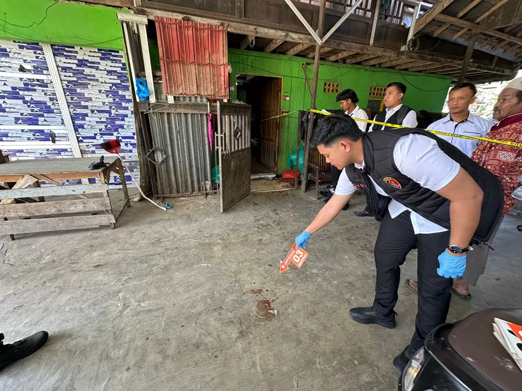 KEJADIAN: Polisi sedang melakukan olah TKP di lokasi kejadian. (Polres HST untuk Radar Banjarmasin)