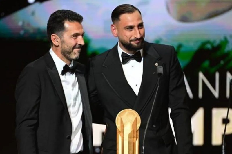 Kiper asal Italia, Gianluigi Donnarumma (kanan) menerima penghargaan Yashin Trophy 2025 di Theatre du Chatelet, Paris, Selasa (23/9/2025). L