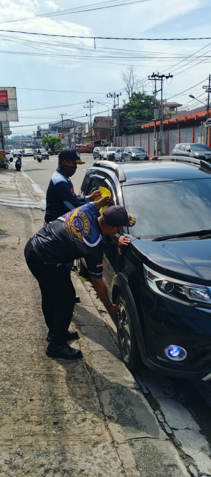 TEGAS: Tim Dishub Samarinda menggembosi dan menempel stiker pelanggaran pada beberapa kendaraan yang terjaring dalam operasi penegakan aturan, di Kecamatan Samarinda Kota, Sabtu, 20 September 2025.