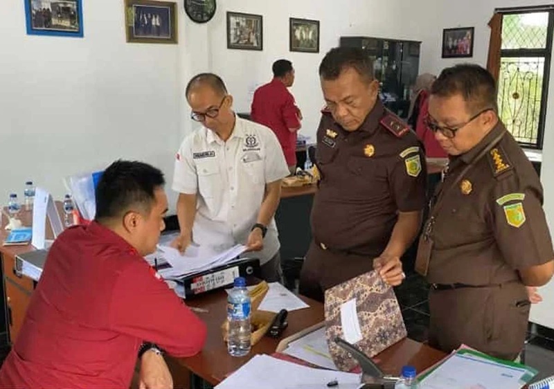 PENGGELEDAHAN: Kajati Kalteng menggeledah dua kantor perusahaan di Jalan Mangkurambang, Palangka Raya, Rabu (17/9/2025).