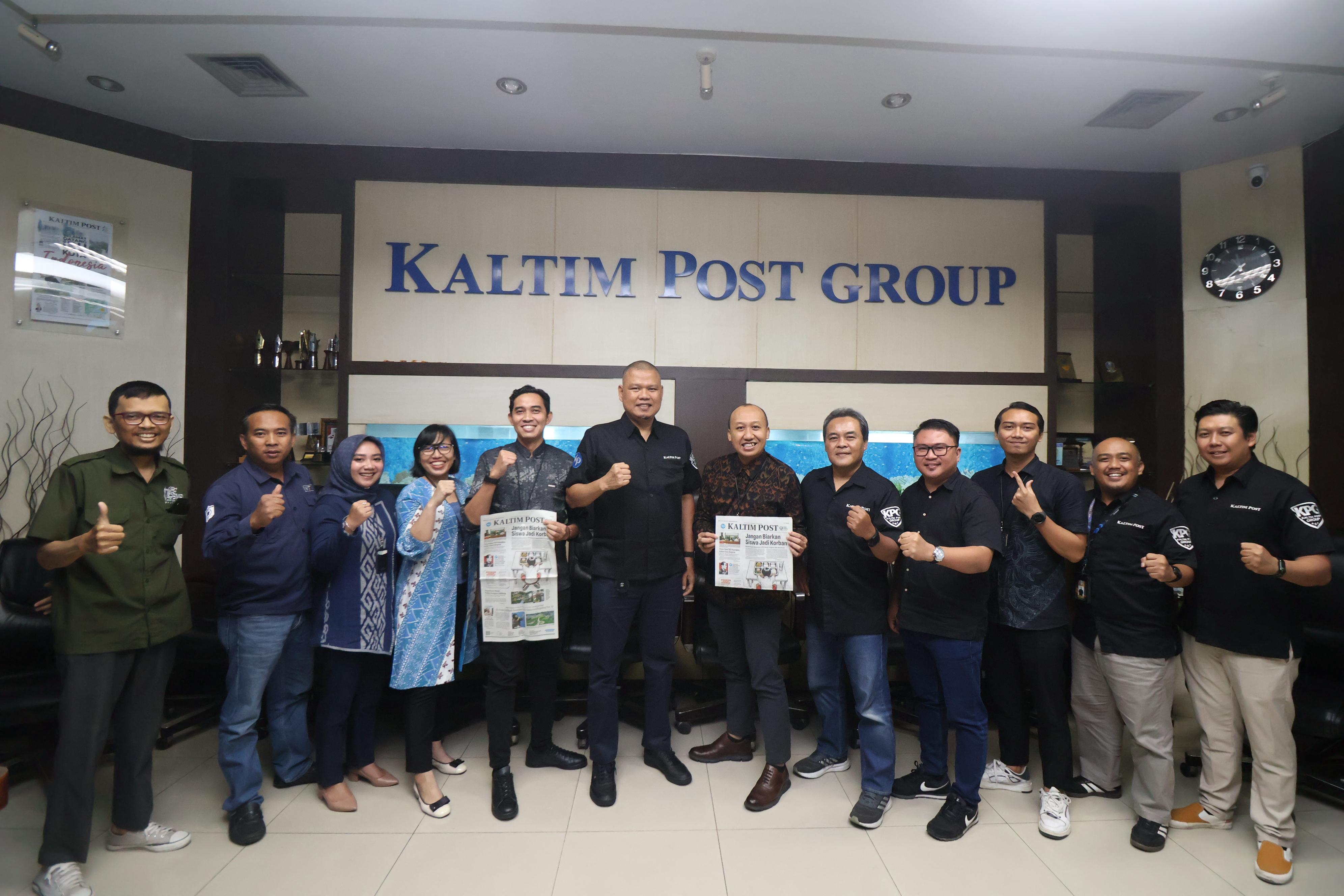 SHARING: Pemimpin Cabang BRI Balikpapan Sudirman, Sudadi (tujuh kiri); Direktur Kaltim Post Erwin Dede Nugroho (enam kiri);  bersama jajaran di Gedung Biru Balikpapan, Selasa, 23 September 2025.