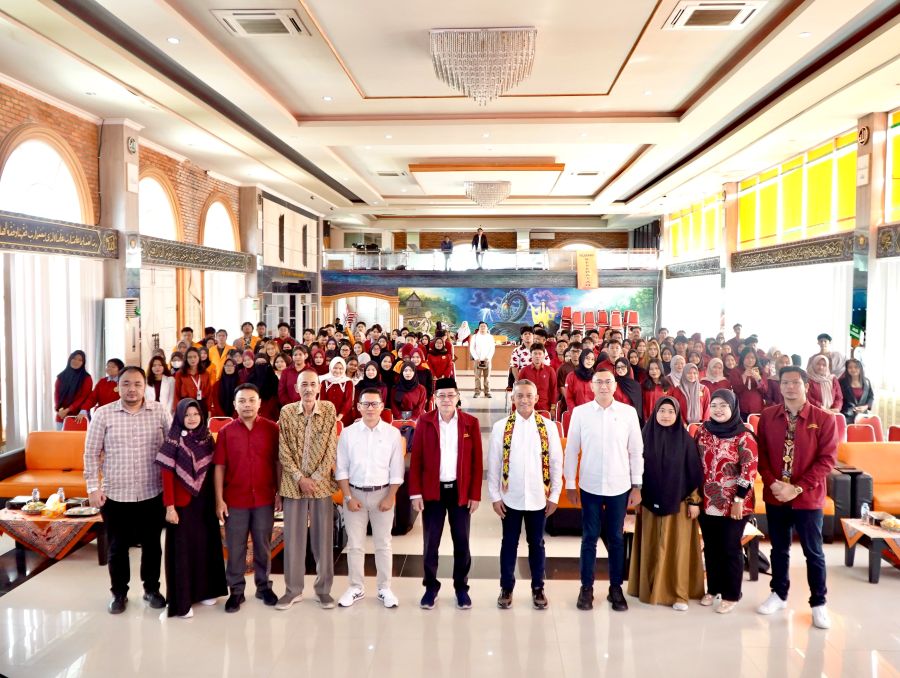 Direktur Legal Corporate Affairs Kideco Jaya Agung, Arif Kayanto didampingi Manajemen Kideco foto bersama dengan Dekan Fakultas Hukum Dr Bruce Anzward didampingi oleh jajaran akademisi Universitas Bal