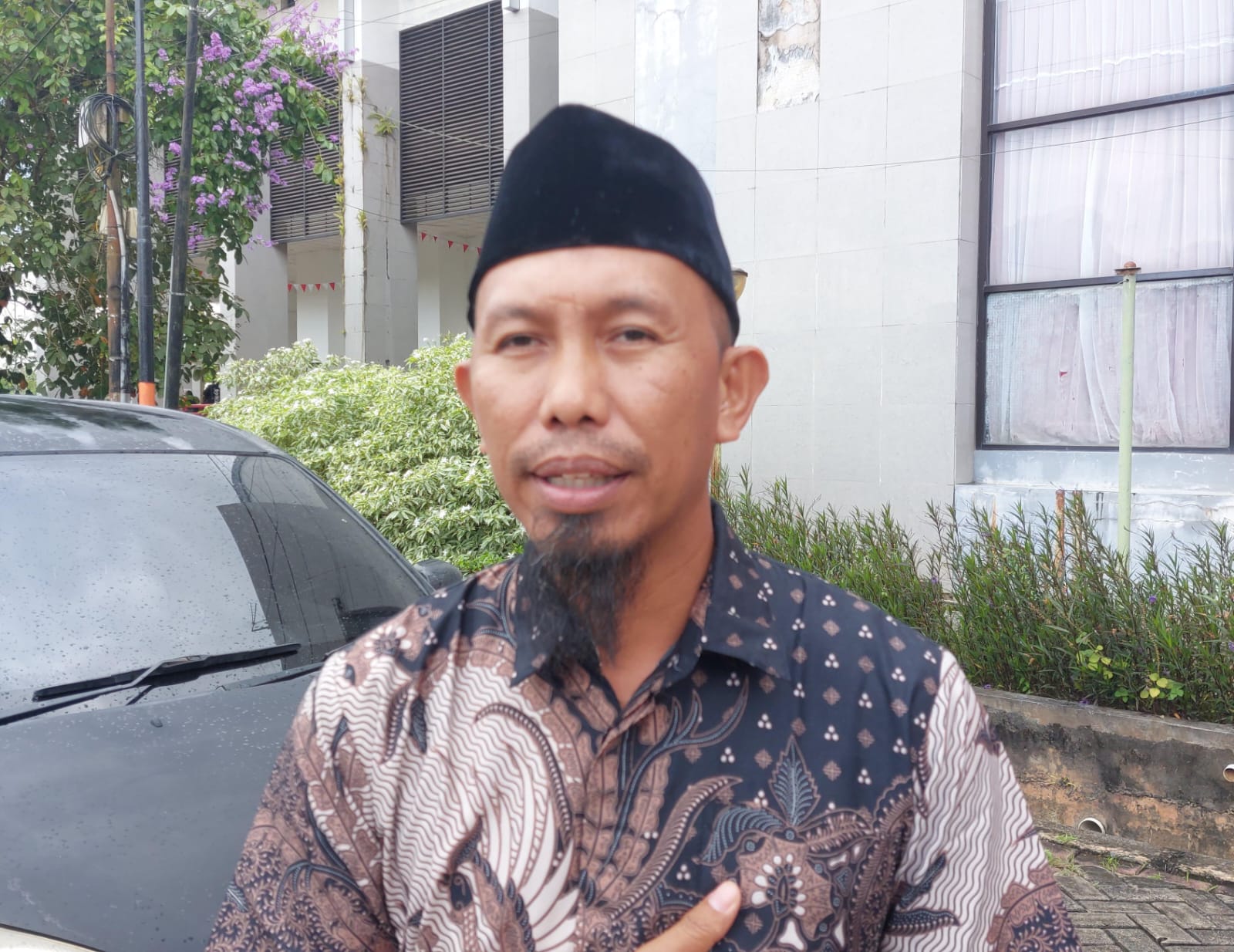 Plt Camat Kembang Janggut, Suhartono (Elmo/Prokal.co)
