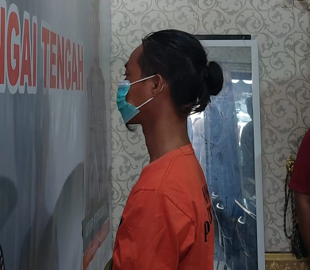 DIAMANKAN: Pelaku HA pembunuh bayi di Gambah HST saat dihadirkan dalam konferensi pers, Rabu (24/9/2025). (Jamaluddin/Radar Banjarmasin)