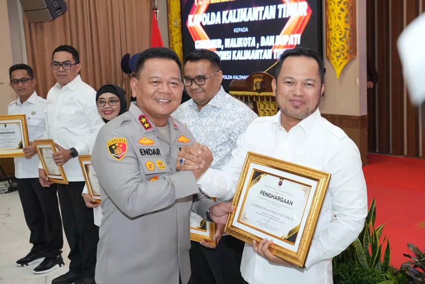 SINERGI: Gubernur Harum bersama Kakpolda Kaltim Irjen Pol Endar Priantoro. Dukungan kepolisian sangat diharapkan untuk meningkatkan penerimaan dari pajak alat berat dan pajak kendaraan bermotor.