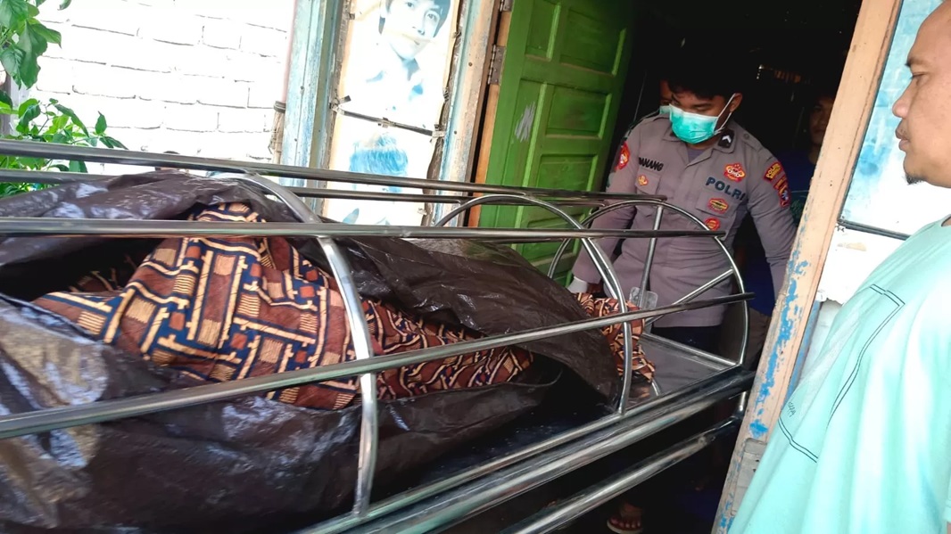 EVAKUASI: Aparat Kepolisian saat mengevakuasi jenazah korban pemilik salon di Rantau Pulut, Kabupaten Seruyan. (Istimewa)