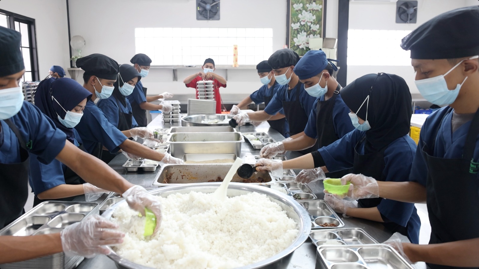 Kegiatan di salah satu dapur MBG.