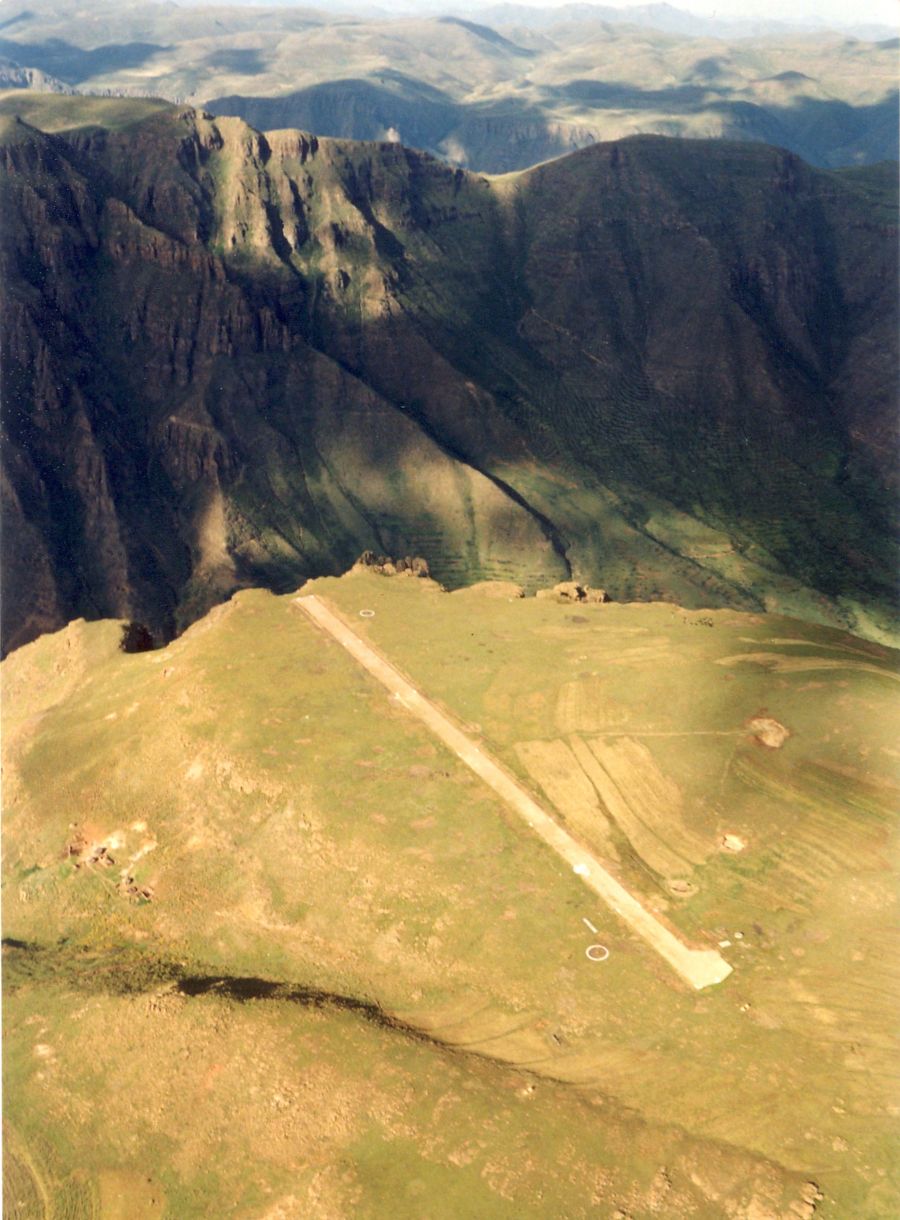 Matekane Air Strip (Lesotho). Lokasi Thaba-Tseka, Lesotho. Landasan pacu yang sangat pendek (hanya &plusmn;400 meter) yang berakhir di tepi jurang.