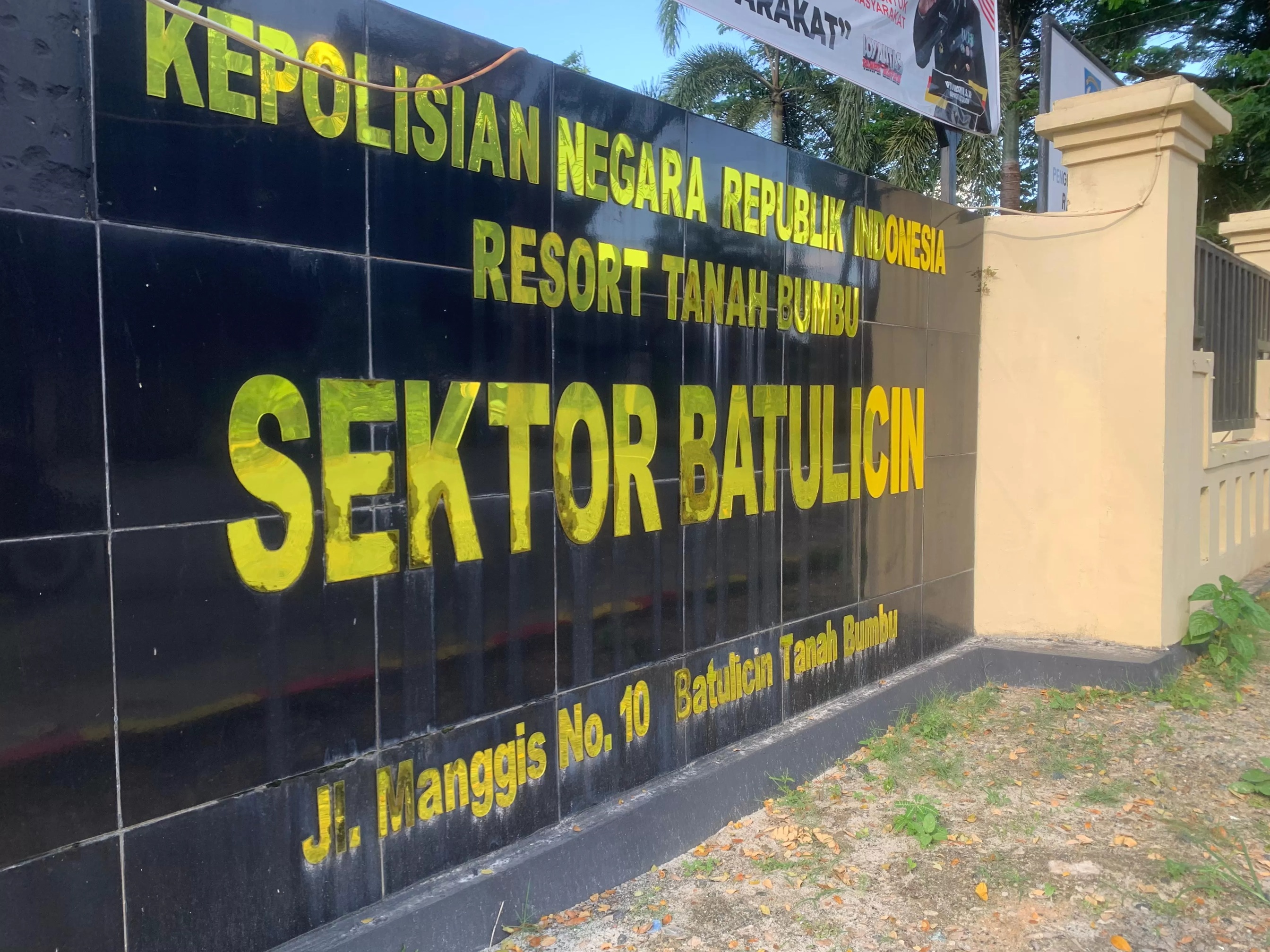 TAMPAK DEPAN: Kantor Polsek Batulicin, tempat penanganan kasus penganiayaan yang melibatkan ODGJ. (Foto: Zulqarnain/Radar Banjarmasin) ((Foto: Zulqarnain/Radar Banjarmasin))