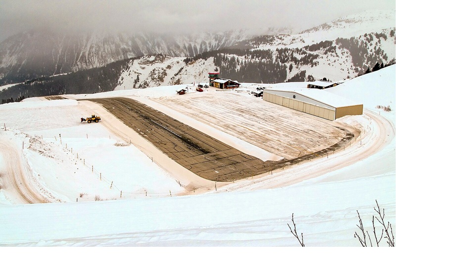 Lapangan Terbang Courchevel (Courchevel, Prancis). Di pegunungan Alpen Prancis (Ketinggian &plusmn;2.000 meter). Landasan pacu sangat pendek (&plusmn;537 meter) dan memiliki kemiringan ke atas yang curam.