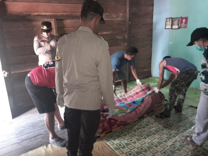 Petugas Polsek Antang Kalang saat mengevakuasi jasad pria yang tewas dianiaya anak kandungnya di Desa Agung Mulya, Kecamatan Telaga Antang, Kotim, Selasa (23/9).