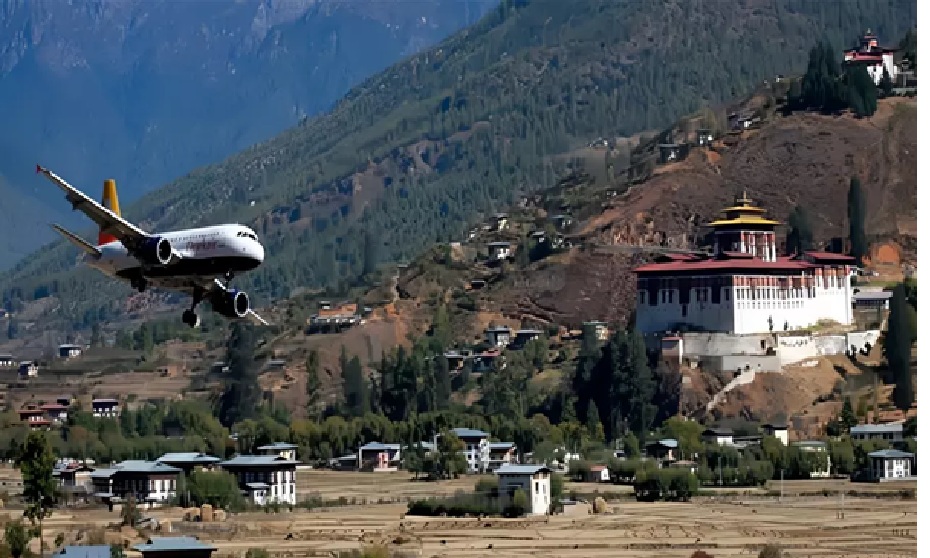 Sebuah pesawat bermanuver saat hendak mendarat di bandara Paro, Bhutan.