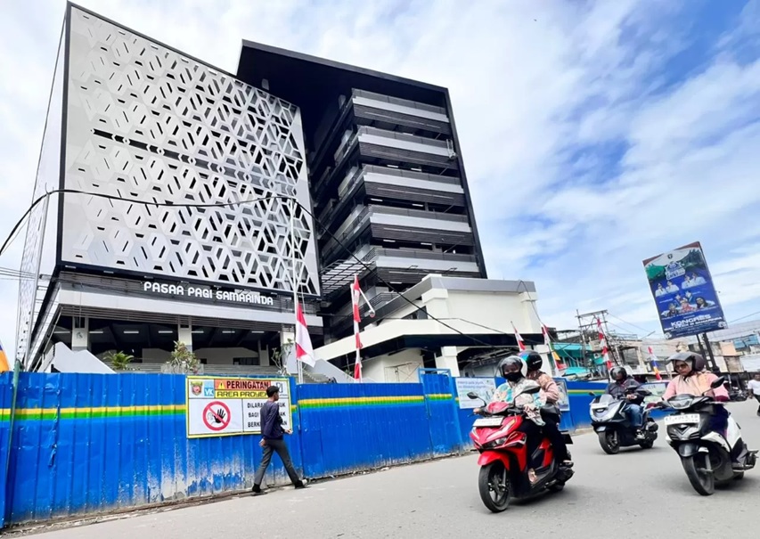 Kondisi bangunan Pasar Pagi yang saat ini masih pemasangan listrik. (MELI/SAPOS)