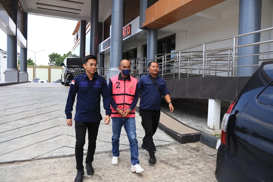 Kejati Kaltim kembali menahan salah satu tersangka baru dalam kasus Perusda BKS.