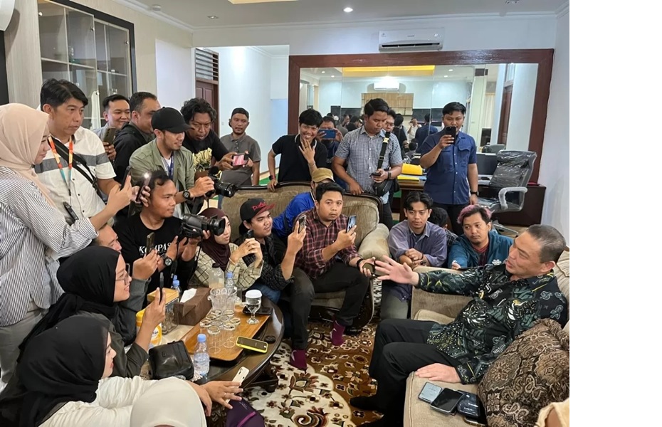 Gubernur Kalbar Ria Norsan memberikan keterangan soal penggeledahan rumah pribadinya oleh KPK pada Jumat (26/9). (DOK PONTIANAK POST)