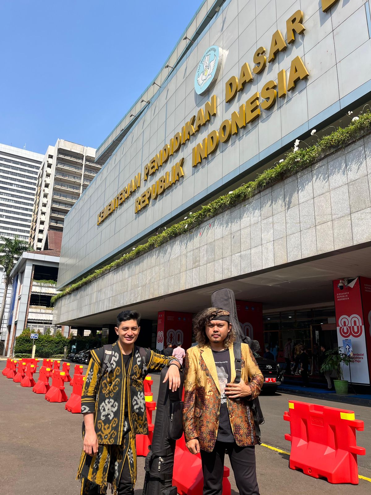 MENGHIBUR: Dua pemain sape dari TBM Tirtonegoro, Samarinda, Rahmad Azazi Rhomantoro (kanan) dan Alif Fakod.