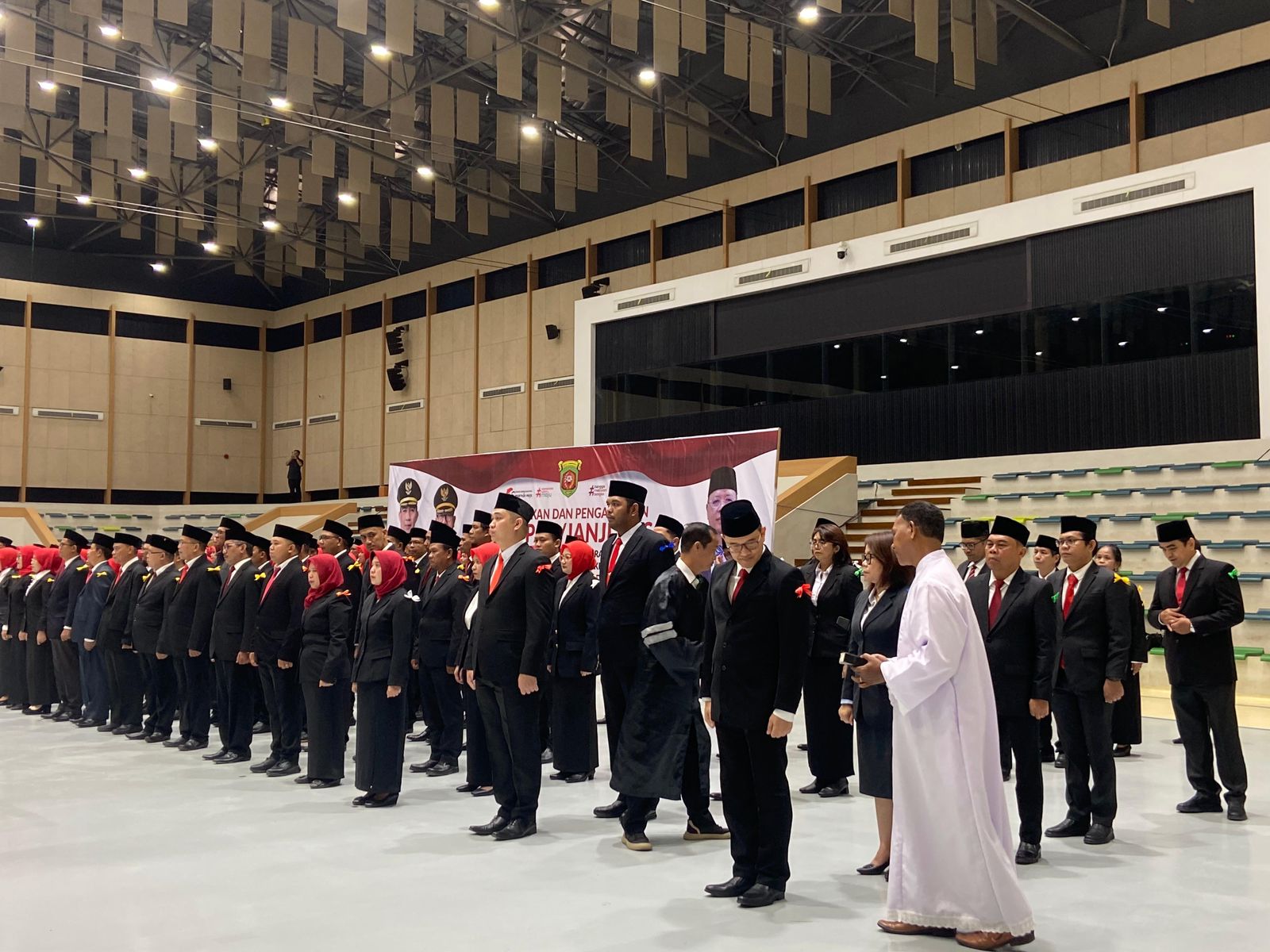 Pengambilan Sumpah/Janji JPTP, JA, JF, Kepala Puskesmas, serta Pengukuhan Kepala Sekolah di Gor Segiri, Jalan Kusuma Bangsa, Senin (29/9/2025).