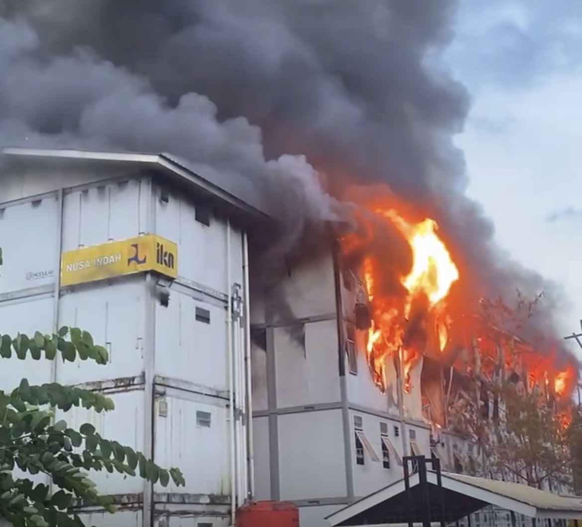 KEBAKARAN: Tangkapan video api yang berkobar di HPK di Ibu Kota Nusantara, Rabu, 1 Oktober 2025.