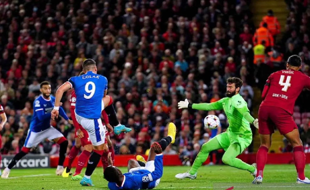 Penjaga gawang Liverpool Alisson Becker.