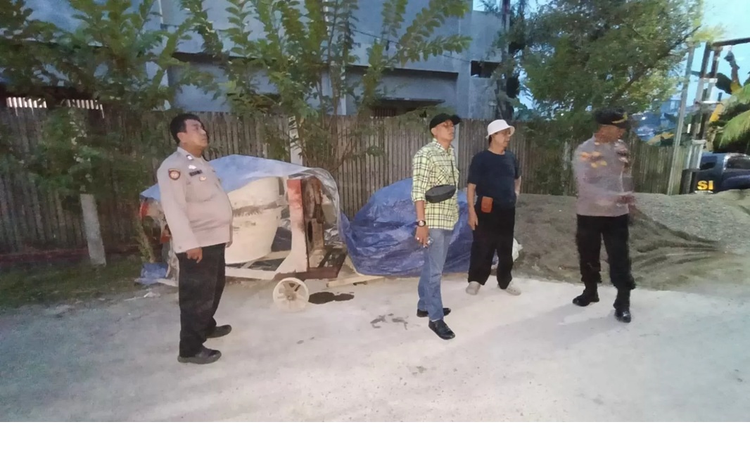 DISELIDIKI: Iptu Hadi, perwira Polsek Balikpapan Utara turun ke lokasi pencurian disel. (Foto Ono Balikpapan Pos)