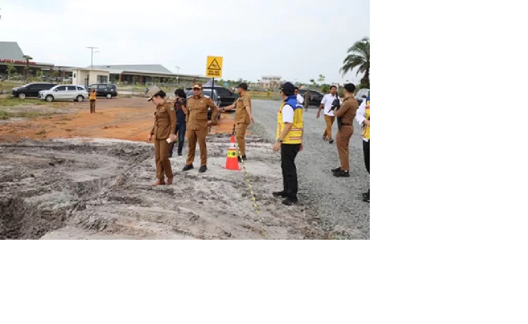 Wali Kota Singkawang Tjhai Chui Mie meninjau progres pembangunan jalan menuju Bandara Singkawang tahap kedua. (ISTIMEWA)