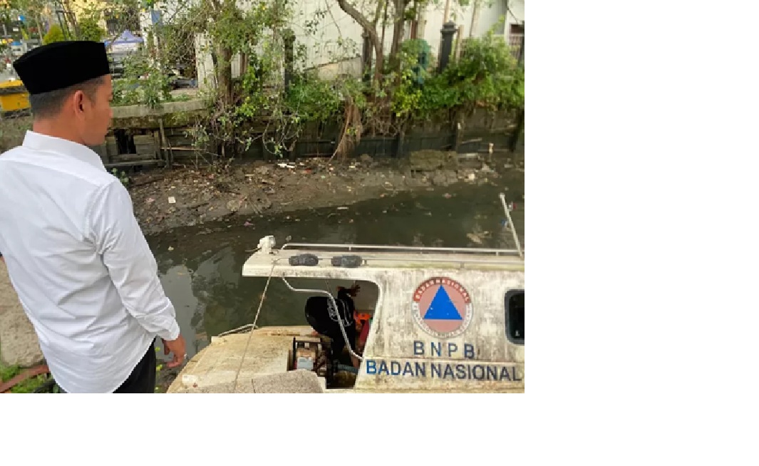 Wali Kota Banjarmasin, Muhammad Yamin meninjau lokasi kapal karam, Kamis (2/10). (Endang/Radar Banjarmasin )